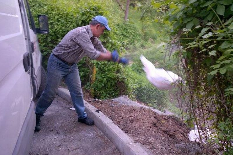 Ce a păţit bărbatul care a fost surprins în timp ce arunca saci cu moloz de pe Podul Dracului din Braşov. Poza a ajuns virală pe Facebook